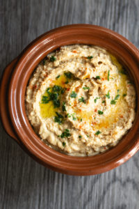Klassischer Hummus Dip aus Kichererbsen