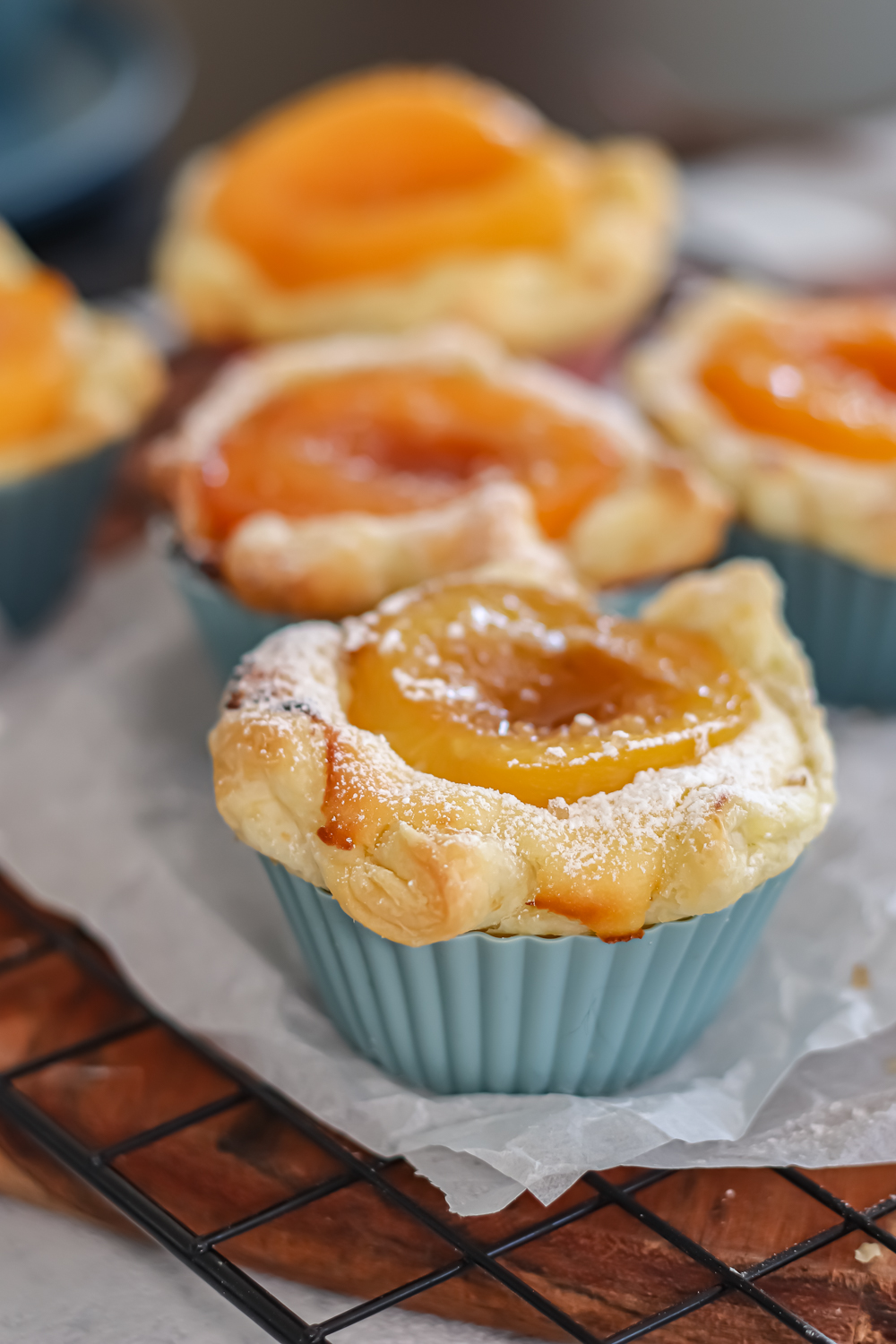Aprikosen-Quarkcreme-Cupcakes mit Puderzucker