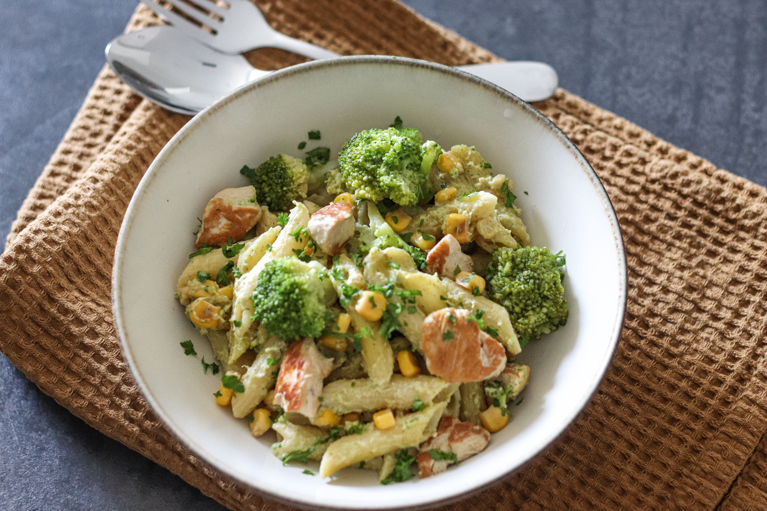 Brokkoli-Mais-Pasta mit Hühnchen