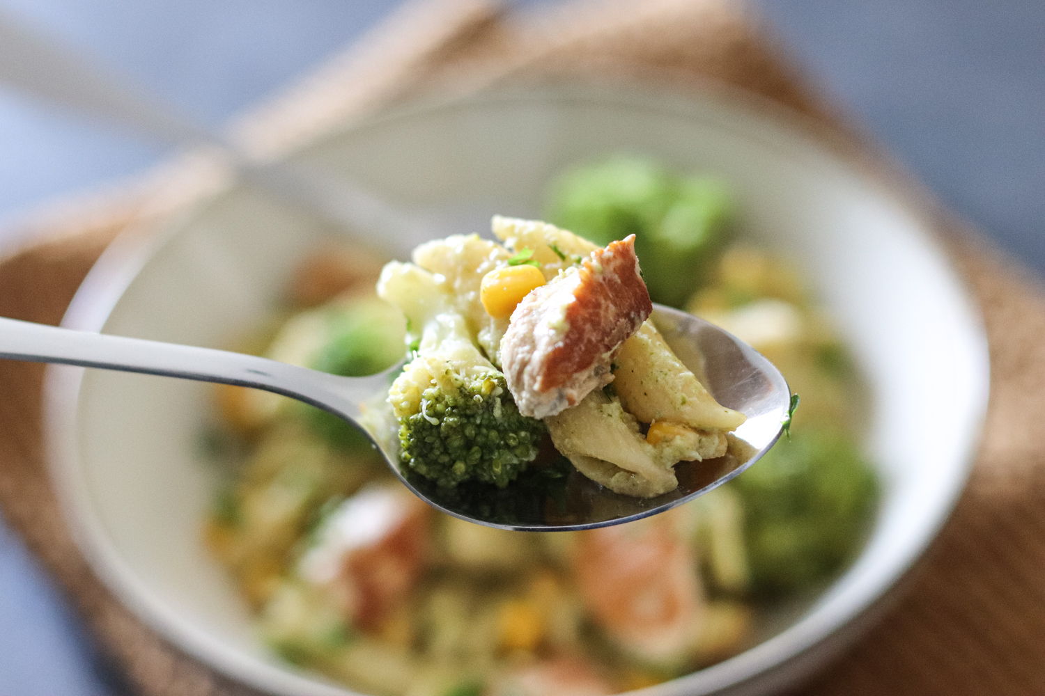 Brokkoli-Mais-Pasta mit Hühnchen