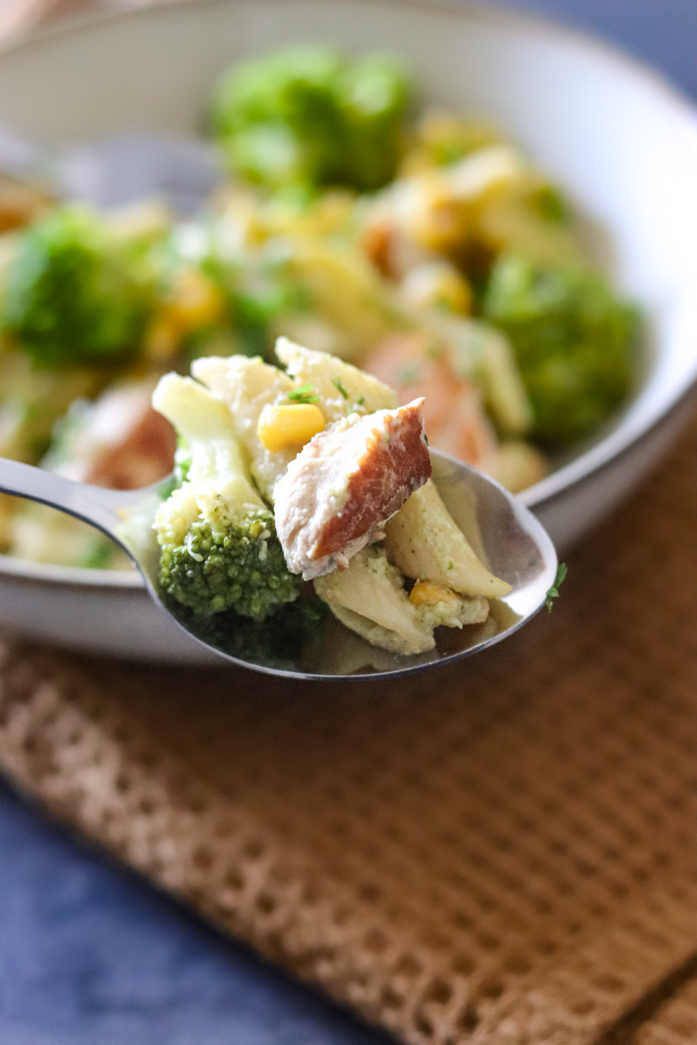 Brokkoli-Mais-Pasta mit Huhn