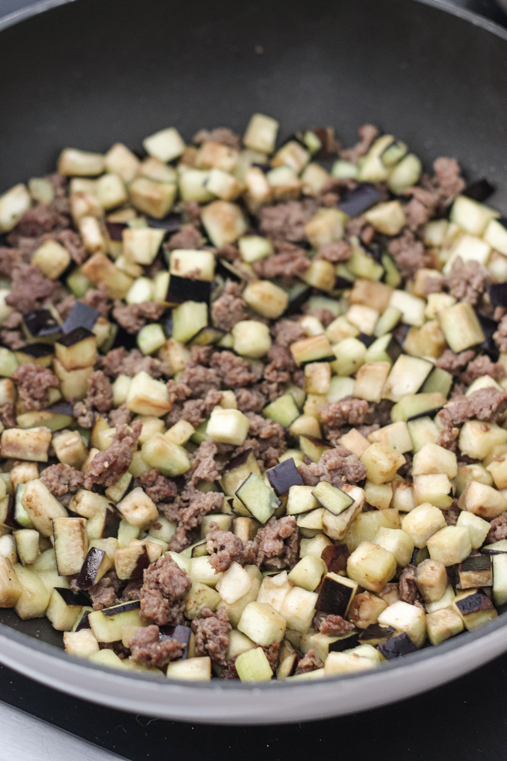 Aubergine und Hackfleisch anbraten